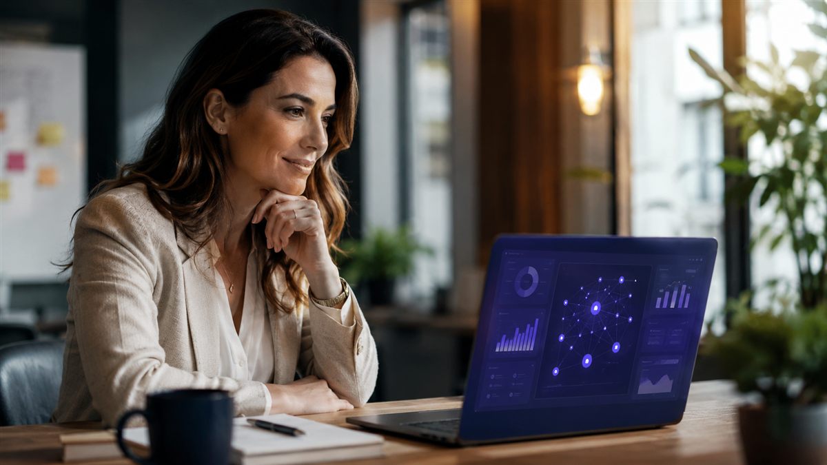 HR-vezető az ODIN szervezeti dashboardját nézi
